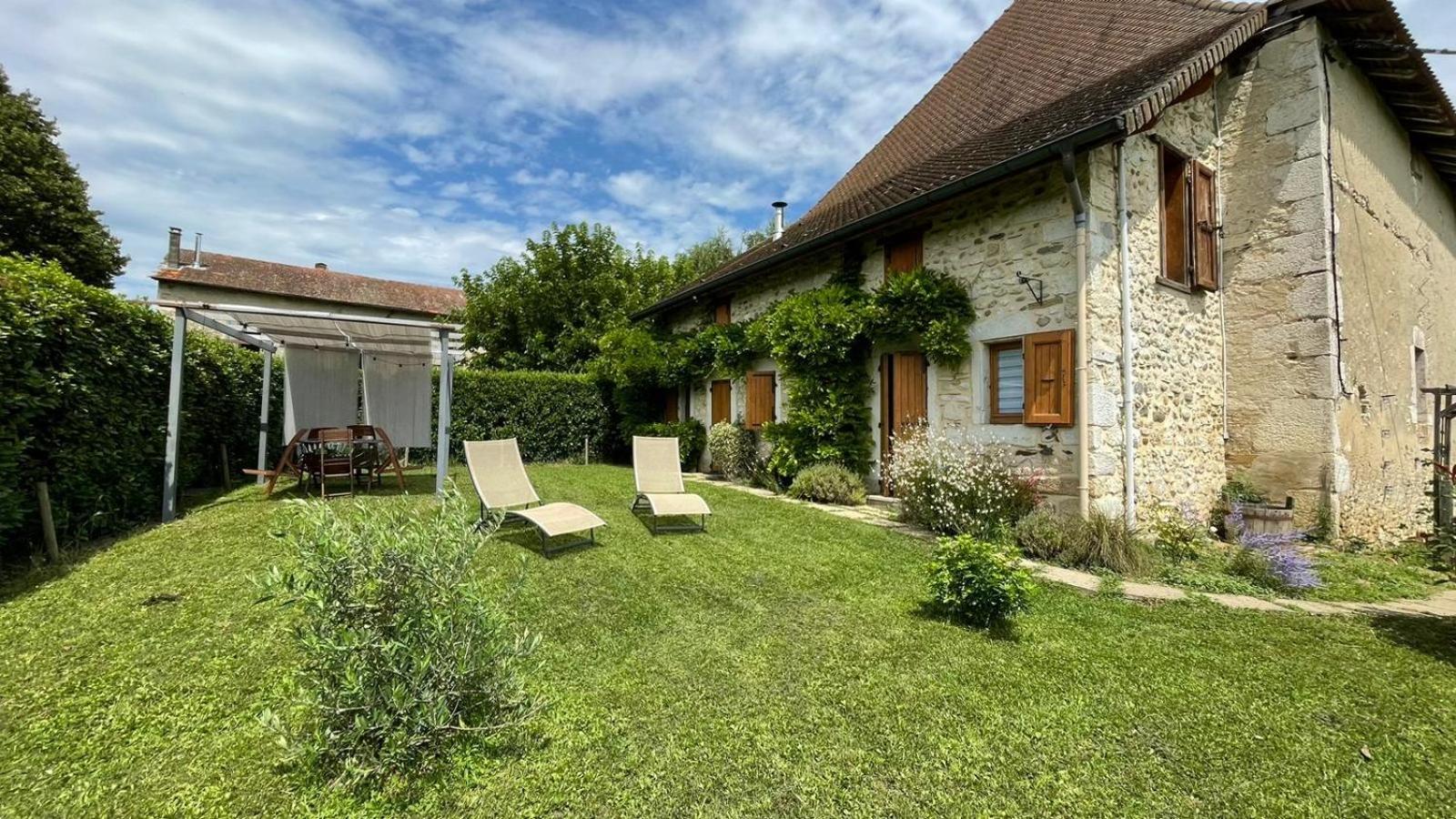 La Maison Des Commis Morestel Exterior photo